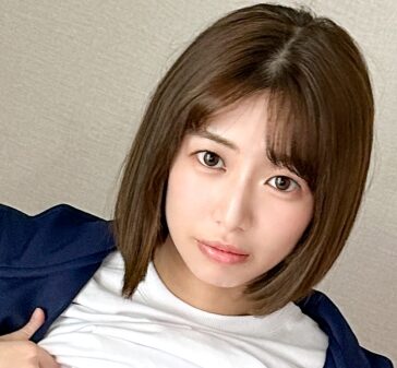 タイトルは「地味系清楚な大学生はるちゃん20歳！ 見た目によらず履いていたのはTバックで中出し常習ww 素人大学生カップルのハメ撮りが流出！」。AV女優名は湊波流。