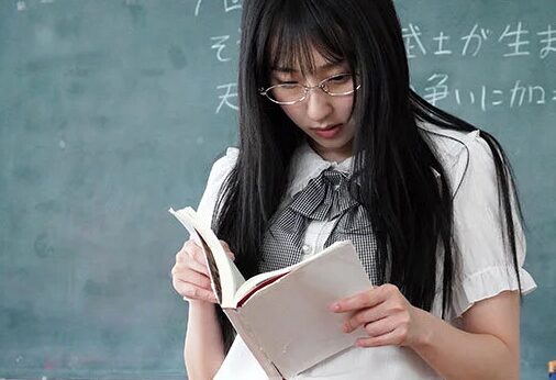 タイトルは「●●クン、見て。先生のおっぱいだよ？」 2週間実習でやってきた地味な教育実習生は、生徒と2人きりになると何故かおっぱい丸出しになります。 糸井瑠花(CAWD-926)。