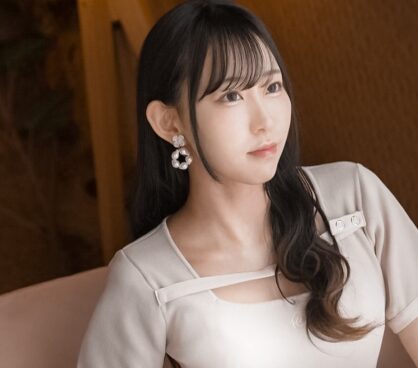 タイトルは、【彼氏がいてもAVには出ます】天然美巨乳のFカップに、目を疑うほどの神クビレ。誰もが心を奪われる最強スレンダー美BODYが初対面の男の肉棒に、美しい裸体を振るわせ乱れイク姿はまさに芸術です。【浮気密会】 ラグジュTV 1859。AV女優名は月城りり香。