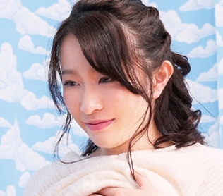 タイトルは、吉祥寺で見つけた心優しい巨乳の女子大生 童貞くんのオナニーのお手伝いのつもりがセックス練習ってことで素股していてヌルっと入って筆おろし！？ 春風コウ。AV女優名は春風コウ。