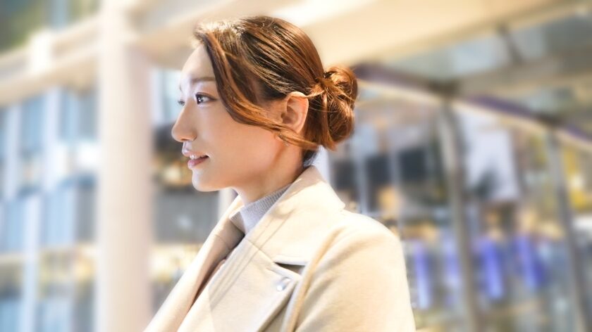 作品名は「【モデル体型×止まらない性欲探究心】170cmスレンダー美人妻・まいかさん(31)がシロウトTVに登場！全身性感帯の彼女が、カメラの前で積極的に本能全開！成熟した感性と尽きない好奇心が生み出す、大人の濃密体験！ 【初撮り】ネットでAV応募→AV体験撮影 2411」。AV女優名は小谷舞花さん。