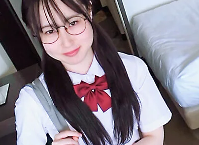 タイトルは「メガネの地味っ娘ちゃん 裏垢では絶頂に沼る小悪魔女子でした 天然マン毛 チクビニスト 川上しずく」。AV女優名は川上しずく（APGH-045）。