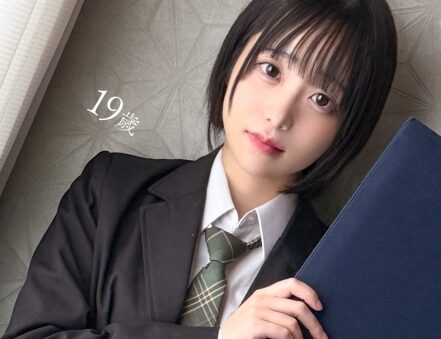 タイトルは「貧乳ショートカットの裏垢女子と初対面デートからの記念ハメ撮りしちゃいました（326FCT-196）」。AV女優名は小島みこ。